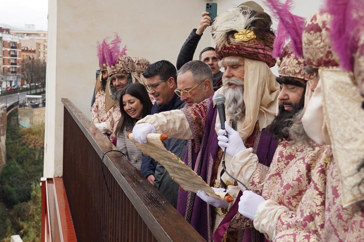 Jacobo anuncia la llegada de los Reyes Magos en Ontinyent pese a la lluvia.