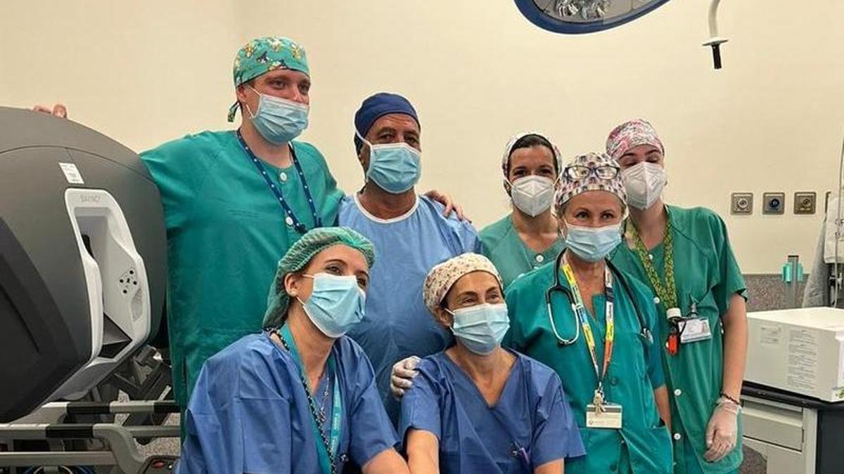 El equipo médico del HUCA.