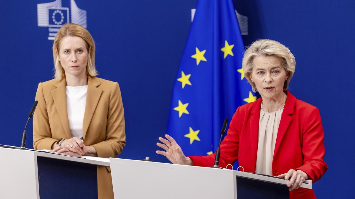 La jefa de la diplomacia europea, Kaja Kallas, y la presidenta de la Comisión, Ursula von der Leyen, en su comparecencia de este martes en Bruselas.
