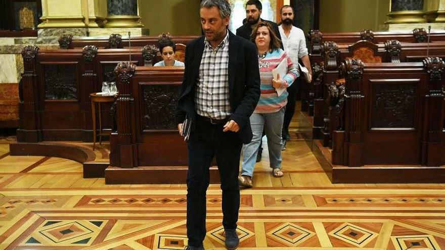 El alcalde entrando el lunes en el salón de plenos del palacio municipal.