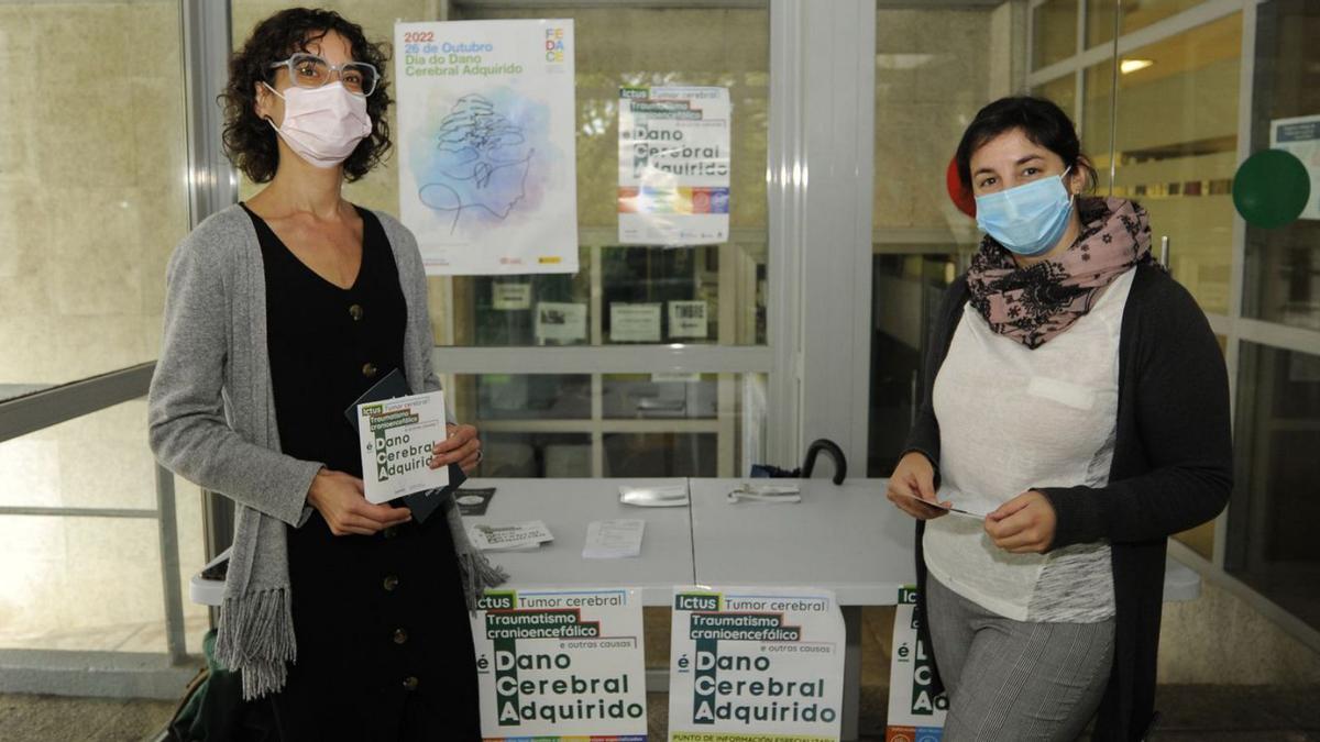 La mesa instalada ayer en el centro de salud lalinense.