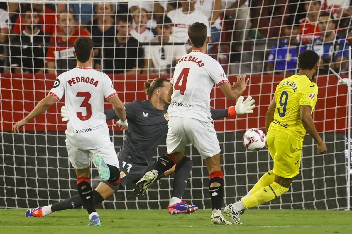 SEVILLA, 23/08/2024.- El delantero neerlandés del Villarreal Arnaut Danjuma (d) consigue el primer gol de su equipo, en el partido de LaLiga ente el Sevilla y el Villarreal, este viernes en el estadio Sánchez Pizjuan. EFE/José Manuel Vidal