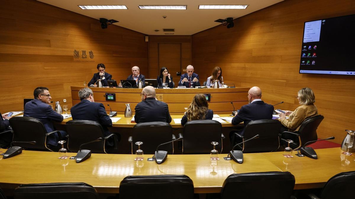 14/10/2025 El expresidente de SACYR, Luis Fernando del Rivero (2i), durante la segunda sesión de la comisión de investigación de Les Corts sobre la dana del 29 de octubre en Valencia, a 14 de octubre de 2025, en Valencia, Comunidad Valenciana (España). En la sesión vuelven a comparecer expertos para analizar causas y gestión de la catástrofe, pero todavía sin fecha para escuchar a las asociaciones de víctimas. Se destaca la ausencia del presidente de la Confederación Hidrográfica del Júcar, considerado un testimonio clave. POLITICA Rober Solsona - Europa Press