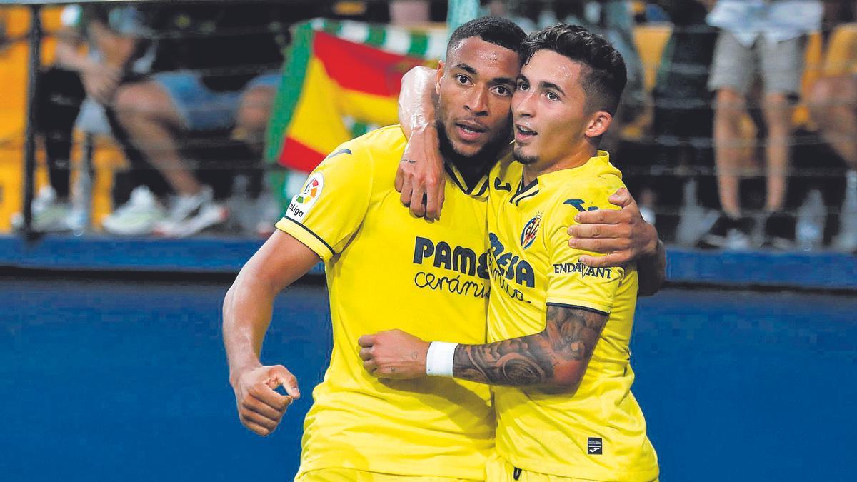 Arnaut Danjuma celebra junto a Yeremy Pino uno de sus goles con la camiseta del Villarreal en el Estadio de la Cerámica temporadas atrás