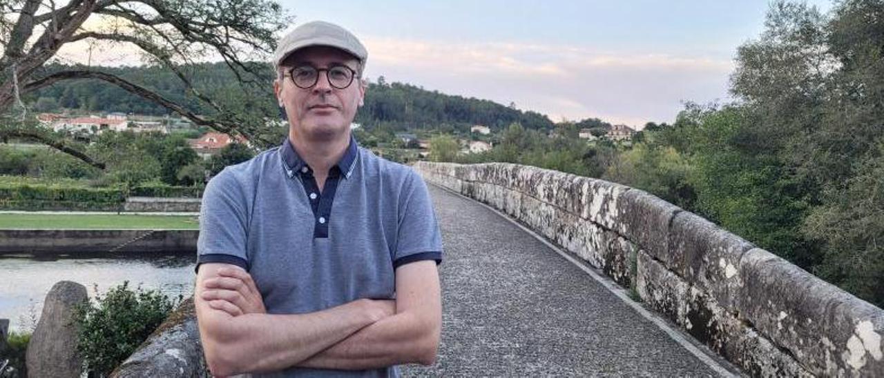 Fernando Redondo Neira, na ponte sobre o río Ulla que une Gres co concello de Boqueixón. |