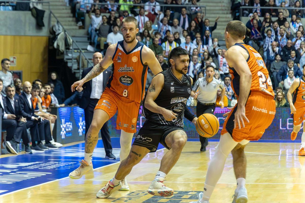 El Obradoiro tumba al Coruña y acaba con su imbatibilidad en el derbi