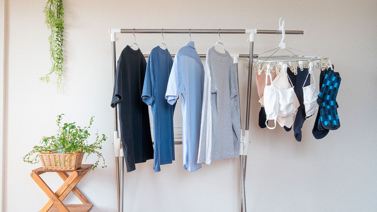 Cómo tender la ropa para que te quede perfecta y tengas que planchar menos  - Foto 1