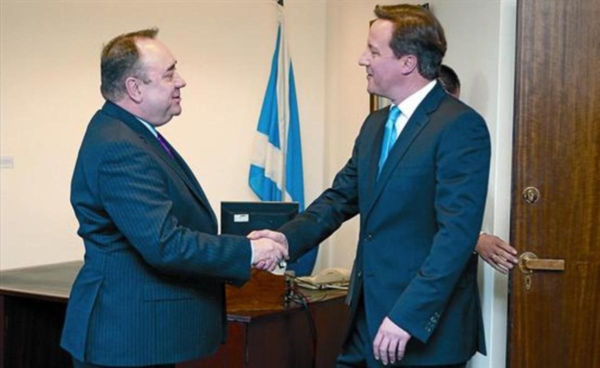 El ministre principal d’Escòcia, Alex Salmond (esquerra) estreny la mà del ’premier’ britànic, David Cameron, ahir a Edimburg.