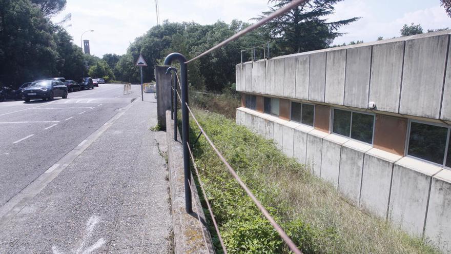 L&#039;edifici està situat al carrer esglèsia de Sant Miquel, entre el camp de futbol del Girona FC i la Creu de Palau