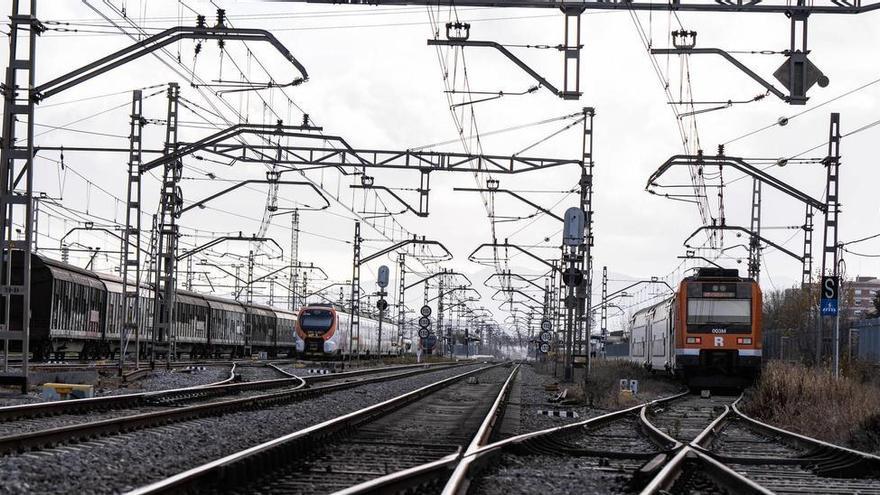 Rodalies: del cambio de nombre al traspaso de vías, trenes y trabajadores, en seis claves