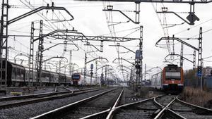 Vias de tren en Granollers donde pasan trenes de Rodalies, Renfe y mercancías, en enero de 2024.