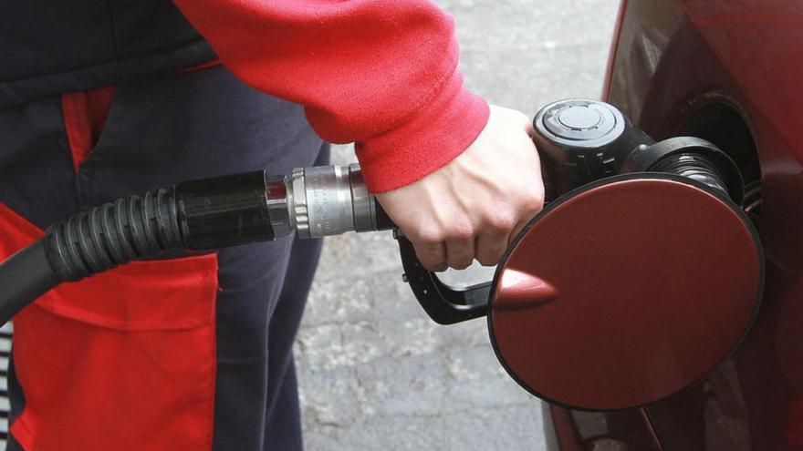 Un trabajador de una gasolinera.