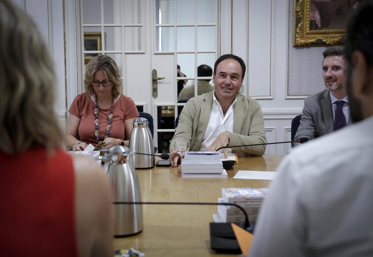 Los síndics del PP, Laura Chulià y Juanfran Pérez Llorca, asisten a la junta de portavoces, este martes.