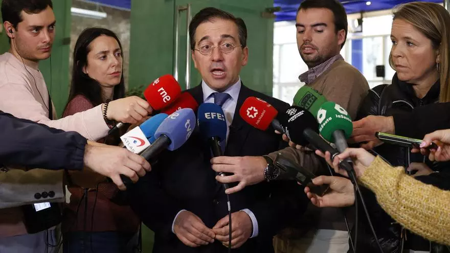 Albares acusa a Feijóo de "crear un incidente diplomático" con República Dominicana