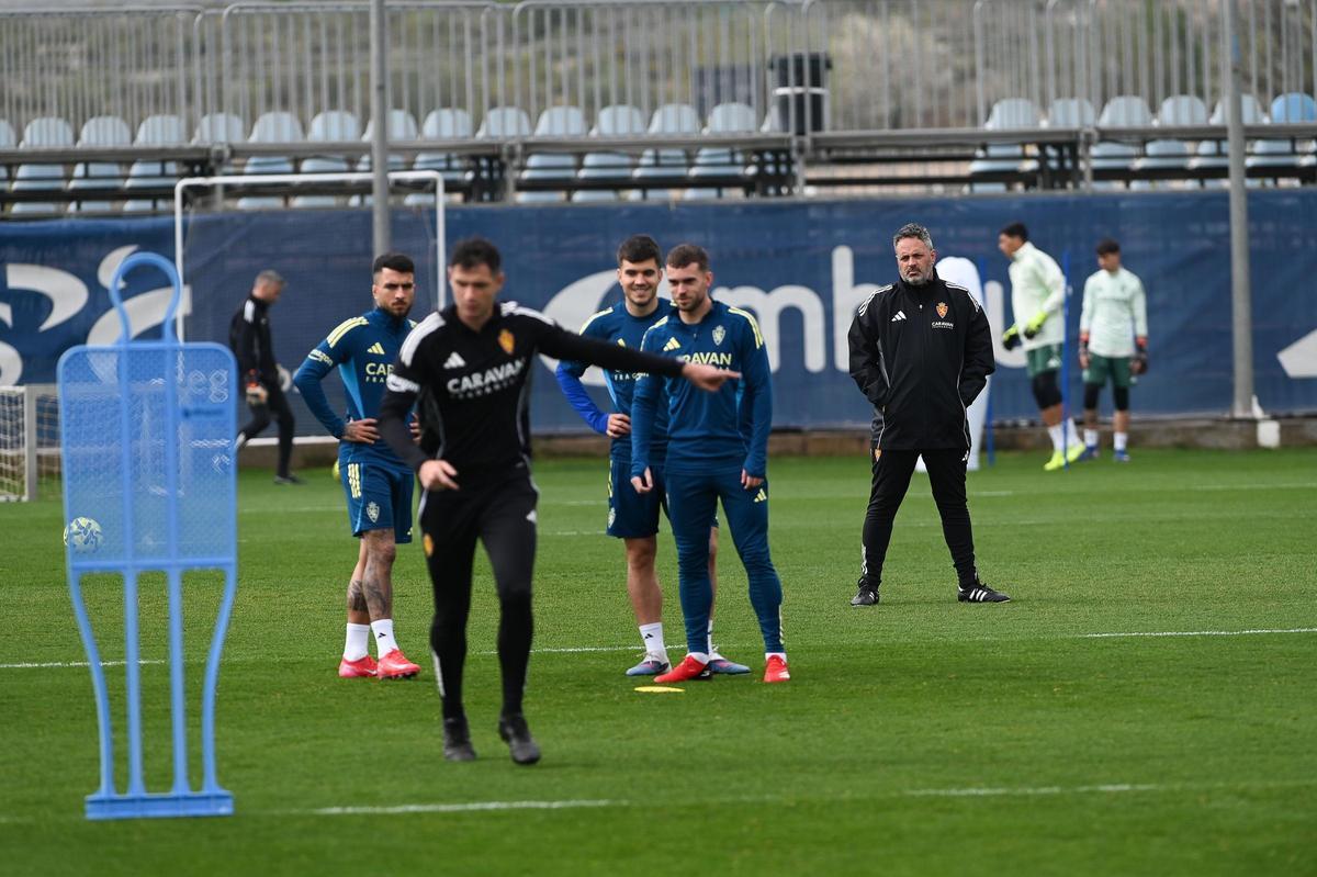 David Navarro, a la derecha, observa a Soberón, en el centro, junto a Tasende y Aguirregabiria.