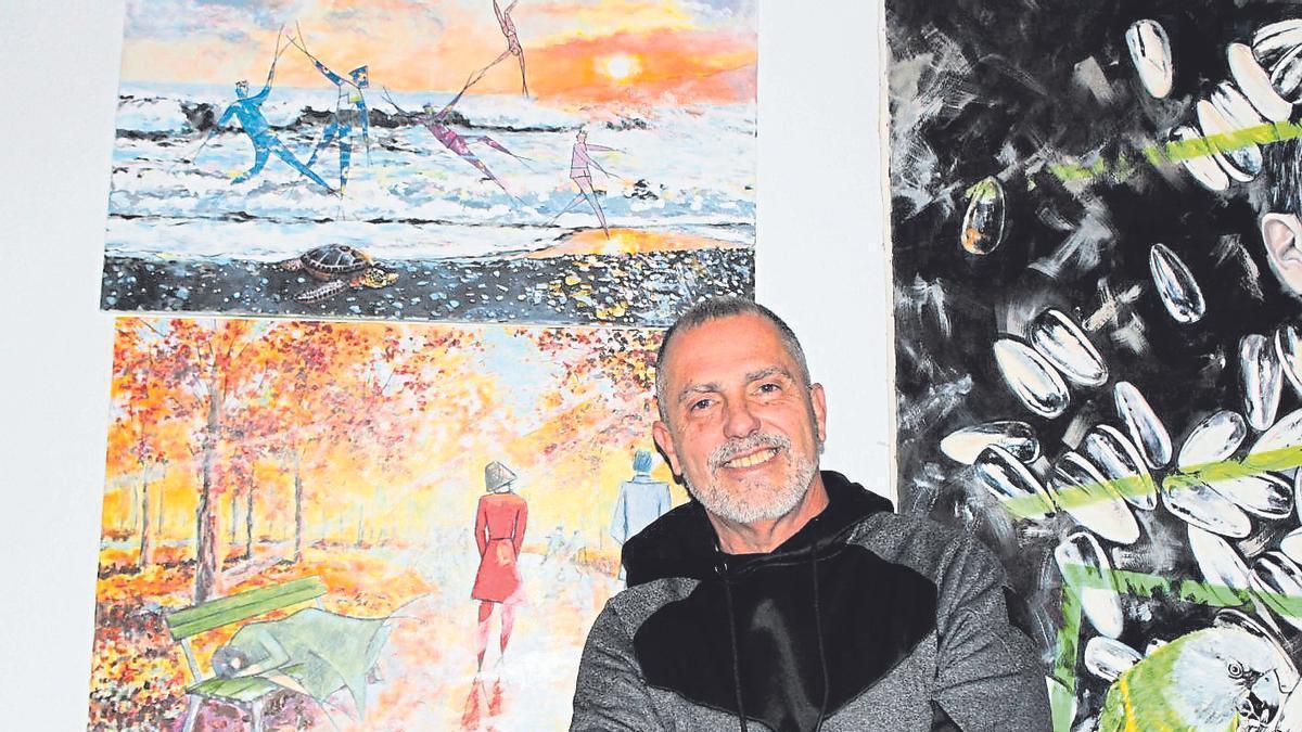 Fernando Trabanco junto a algunas de sus obras