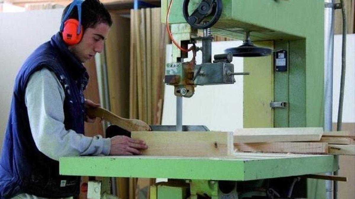 Un joven estudiante de FP durante unas prácticas laborales.