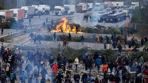 Furgonetas de la Policía Nacional y los Mossos en una protesta de Tsunami Democràtic.