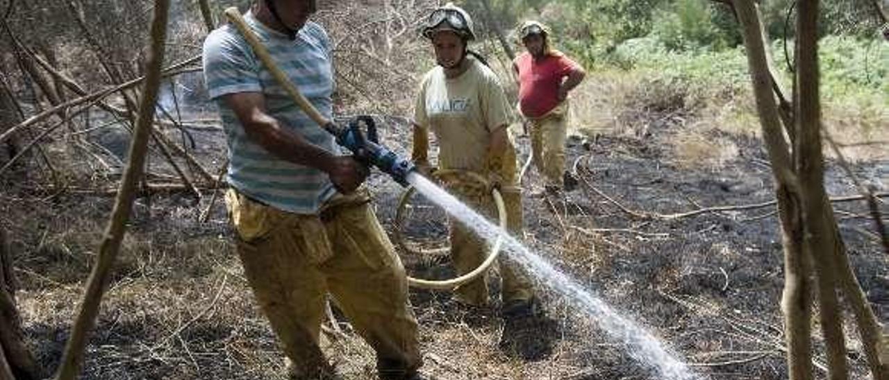 Incendio en un monte de Melón. // Brais Lorenzo