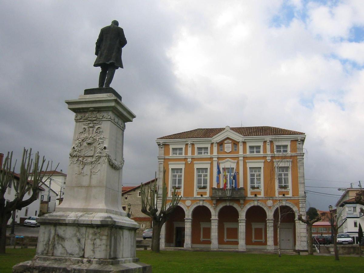 Fachada del Ayuntamiento de Ribadedeva, en Colombres.