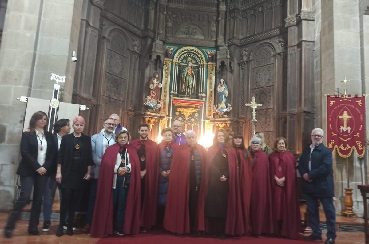 Los cofrades de la Santa Cruz, ayer, en la iglesia parroquial San Paio. | FDV