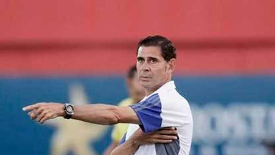 Un gesto de Fernando Hierro en el partido de ayer.