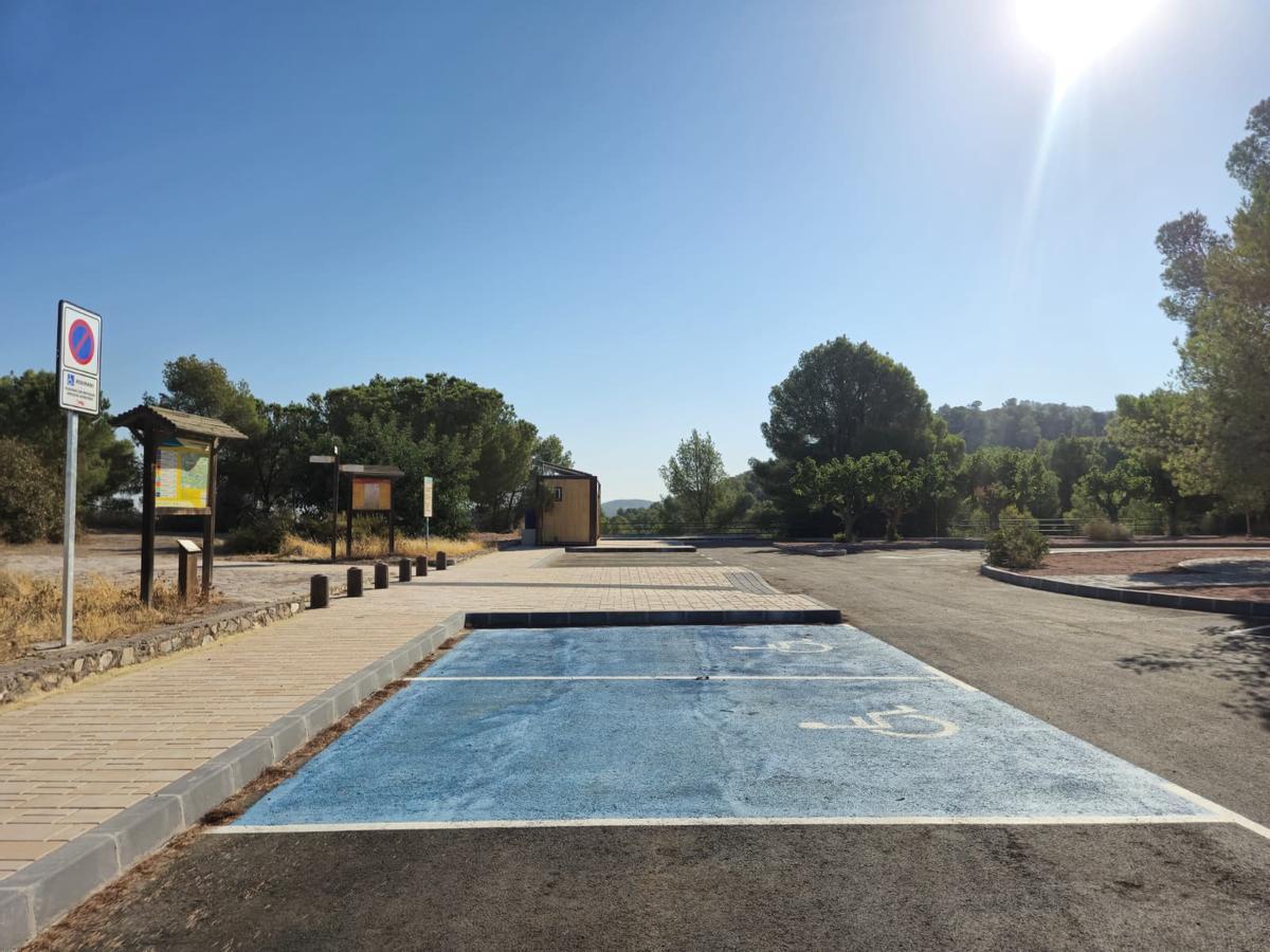 Plazas de aparcamiento destinadas a personas con movilidad reducida en el Majal Blanco.