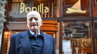 Bonilla a la Vista celebra en A Coruña con churros, chocolate y patatas fritas los 90 años de su 'capitán', César Bonilla
