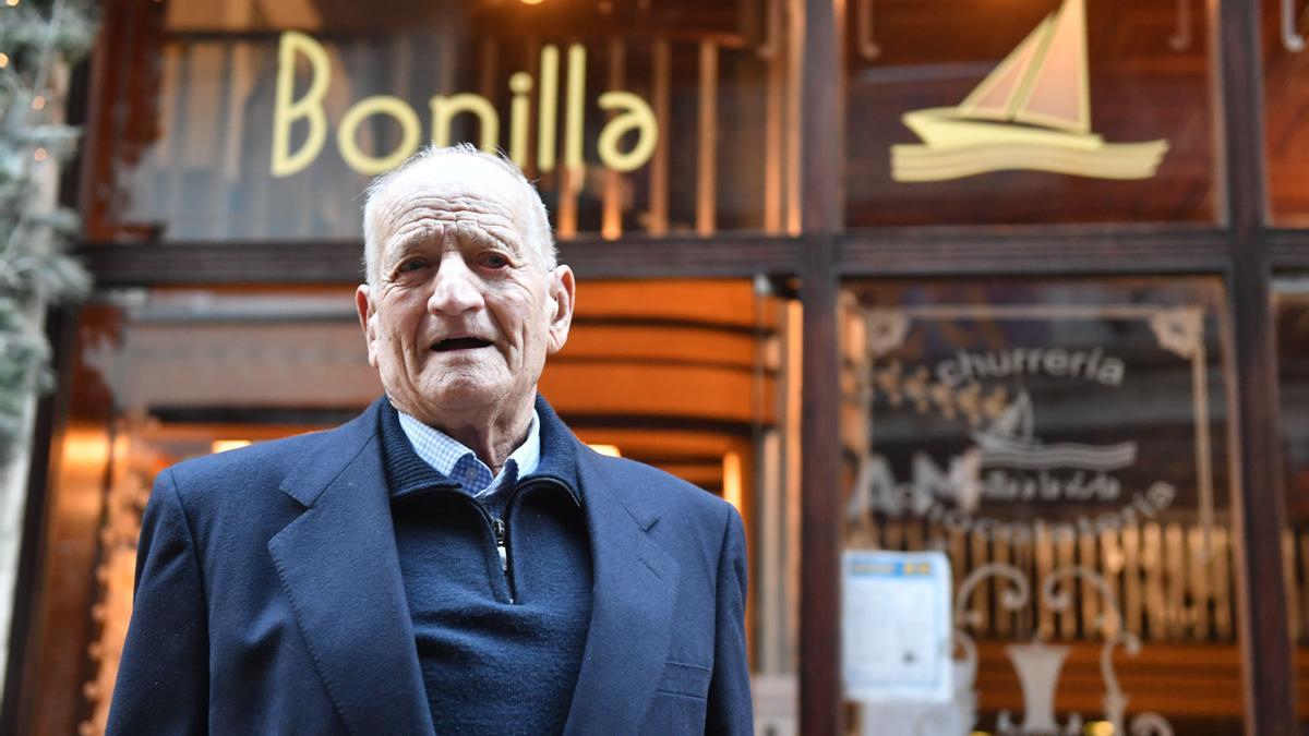 César Bonilla cumple 90 años y lo celebra en el local más antiguo de Bonilla a la Vista que funciona en A Coruña