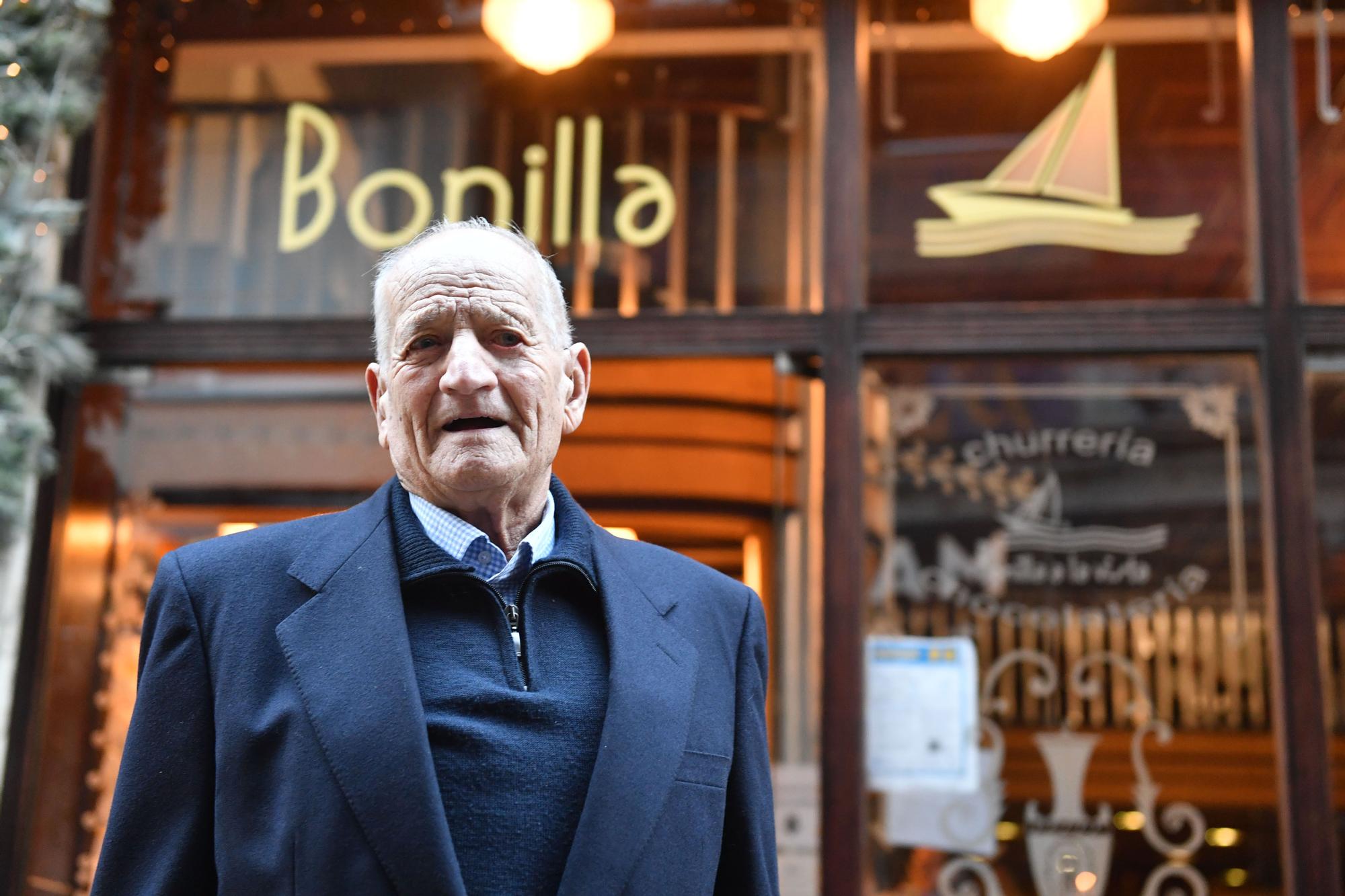 César Bonilla cumple 90 años y lo celebra en el local más antiguo de Bonilla a la Vista que funciona en A Coruña