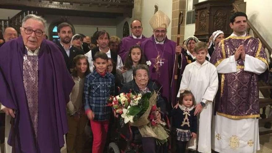 Los asistentes a la celebración, con el arzobispo y María Rosa Pérez, en la iglesia parroquial.