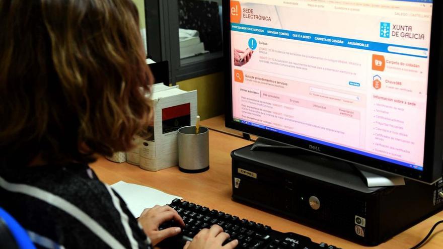 Una mujer consulta la página web de la sede electrónica de la Xunta |   // VICTOR ECHAVE