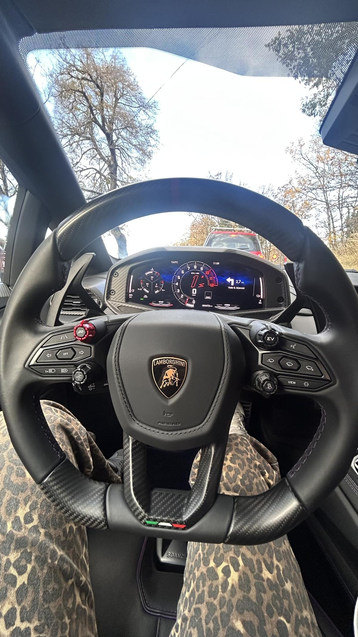 En el volante está todo lo necesario para exprimir el coche al máximo.