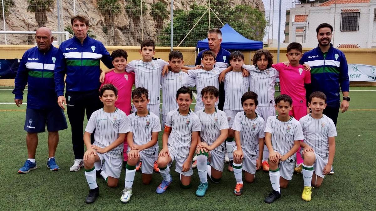 Los futbolistas y cuerpo técnico del Benjamín A, durante su pasada participación en la Copa Andalucía.