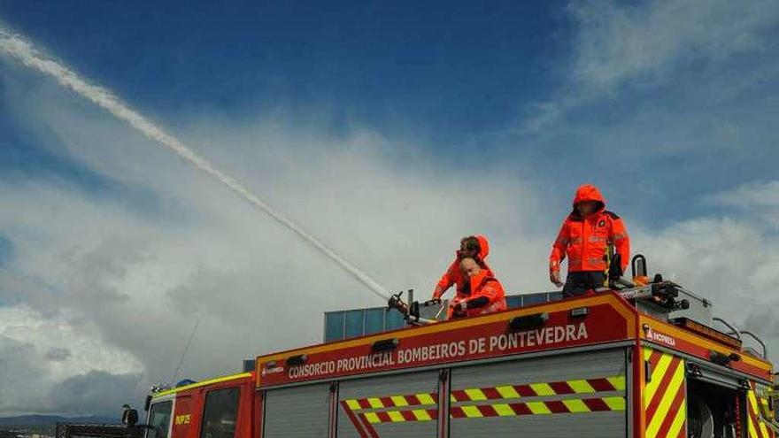 Los bomberos hacen prácticas con el camión, ayer en Vilagarcía. // I.A.