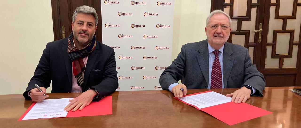 Pablo de Gracia y Enrique Masiá, presidentes de la Cámara de Alcoy y de Alcoi Industrial, en la firma del acuerdo.