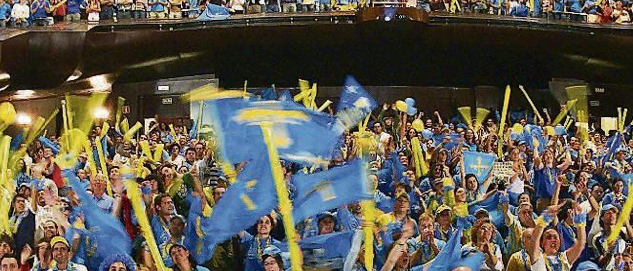 Seguidores de Alonso celebran su victoria en el Auditorio. // N.O.