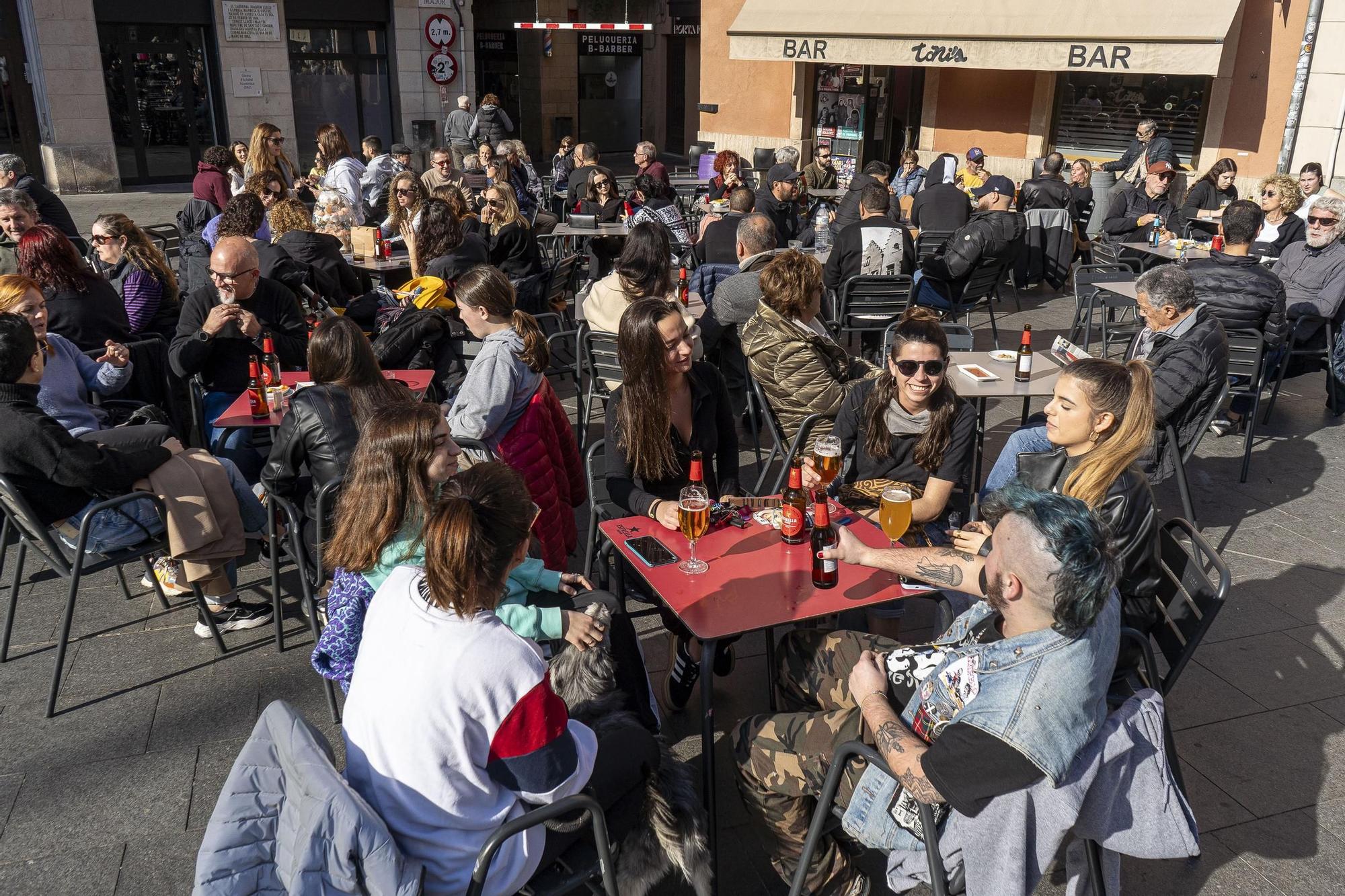 Terrasses plenes al Bages al gener, i en màniga curta