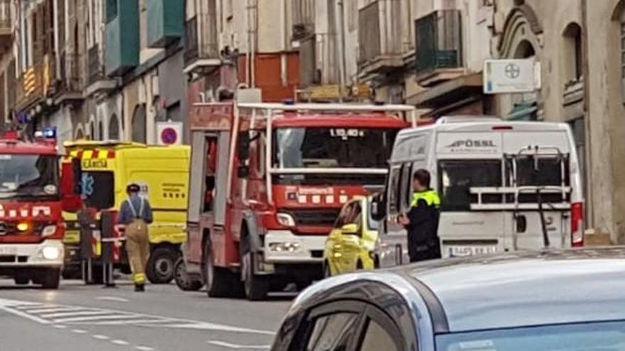 Els Bombers i el SEM, divendres passat, davant del domicili on vivia la dona, a la carretera de Vic