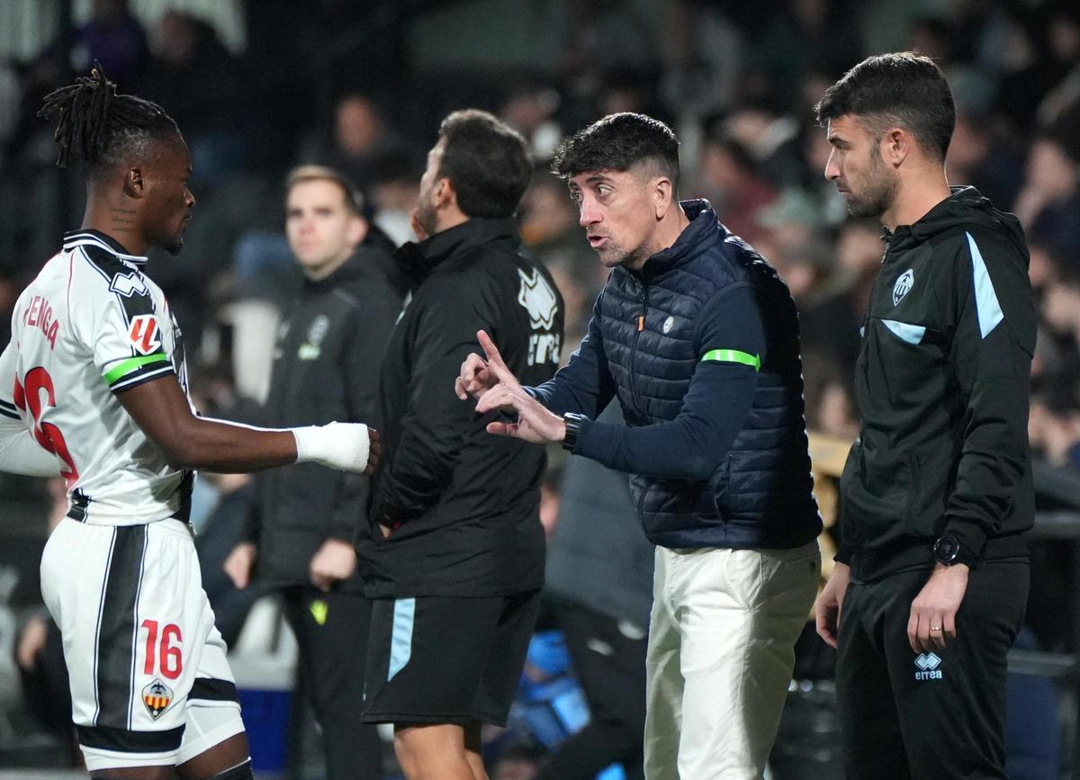 Pablo Hernández da instrucciones al extremo Brian Cipenga, durante el reciente Castellón-Andorra.