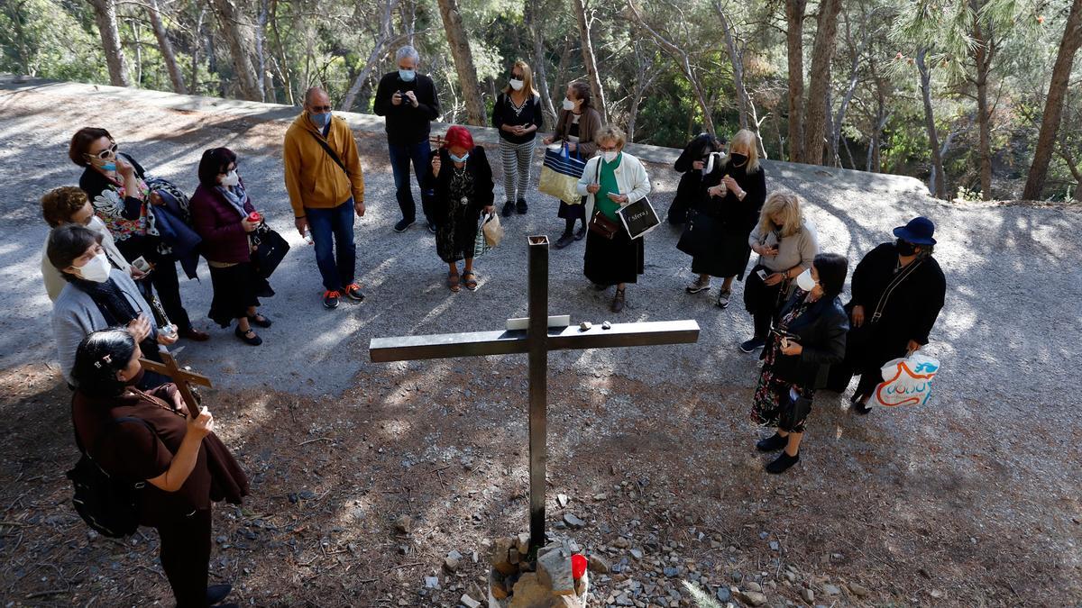 Con motivo de la suspensión de la estación de penitencia, la Ermita del Monte Calvario permanece abierta este Viernes Santo de manera ininterrumpida desde las 10h hasta las 20h.