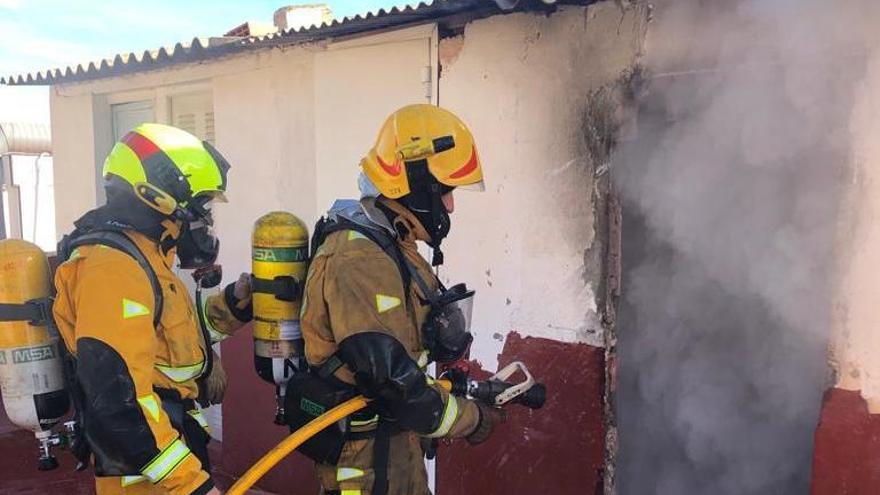 Un incendio arrasa un trastero de un edificio de cinco alturas en Callosa de Segura