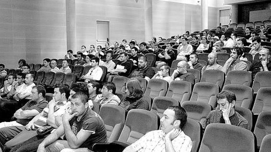 Los trabajadores eventuales de Arcelor, ayer, en la asamblea de USO en Gijón.