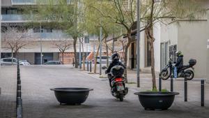 Conflicte per l'entrada a un garatge a L’Hospitalet: unes jardineres substitueixen els pilons que van enfrontar a dos blocs
