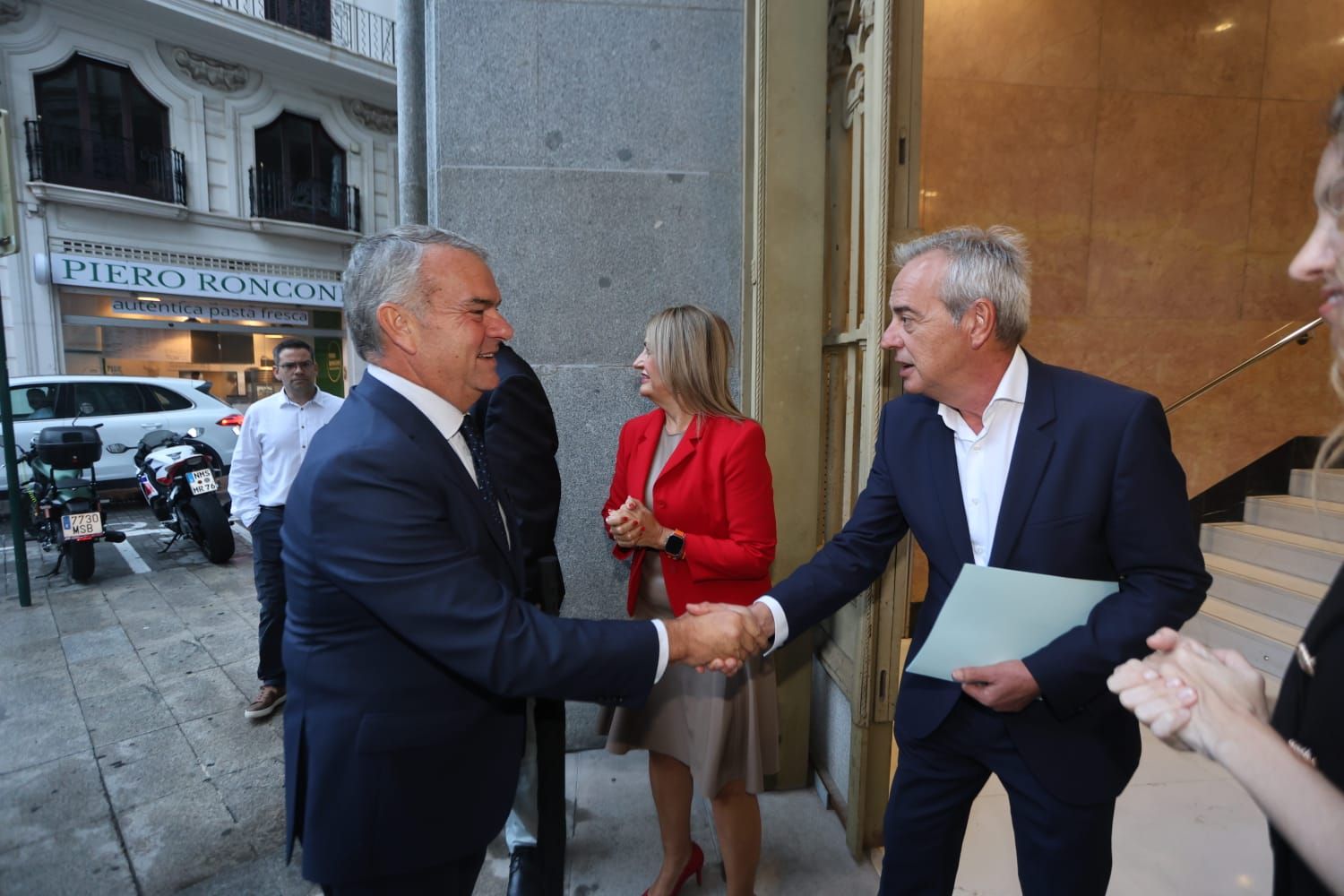 Llegada de los asistentes a la segunda edición del Foro de Energía en la Comunitat Valenciana