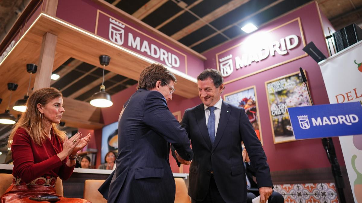 Almeida presenta 'DeLiMadrid' junto a Renzo Reggiardo, alcalde de Lima.