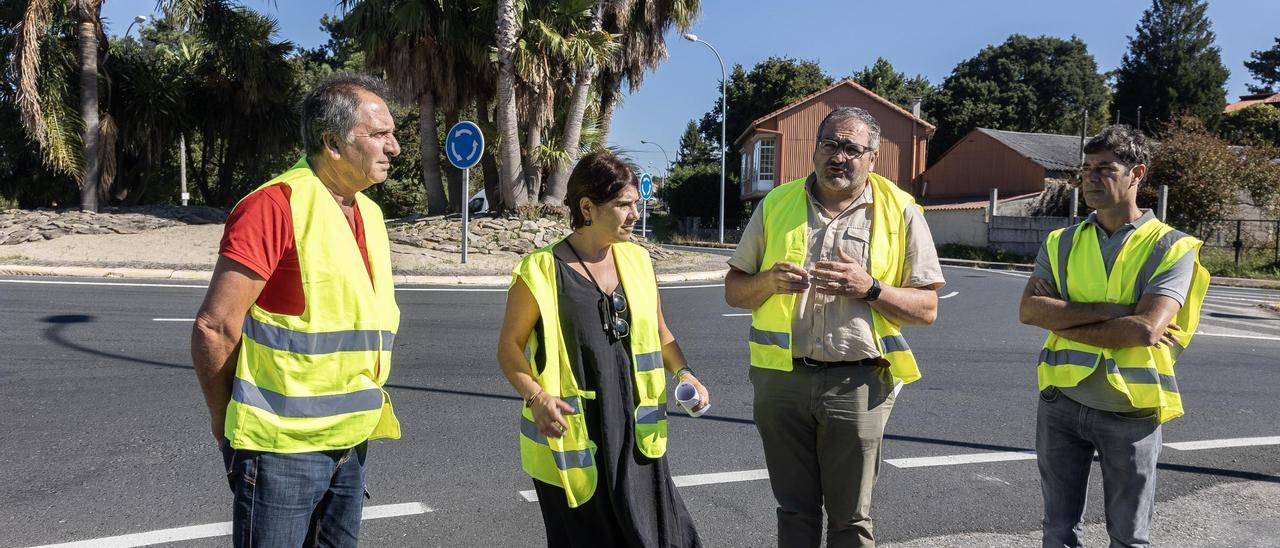 Tania García, Lino Mouriño y dos técnicos municipales en O Rial, esta mañana.