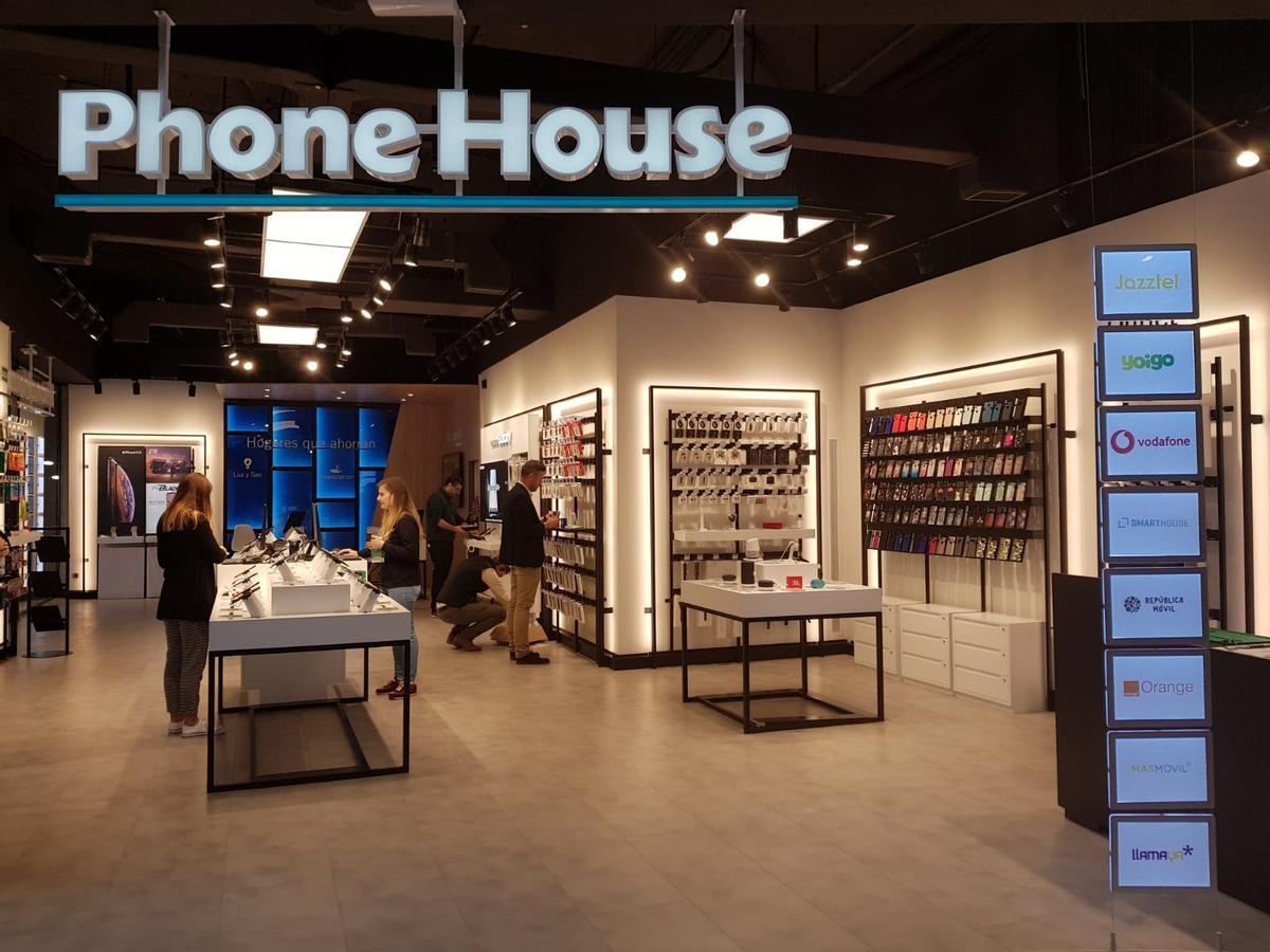 Archivo - Una tienda de The Phone House