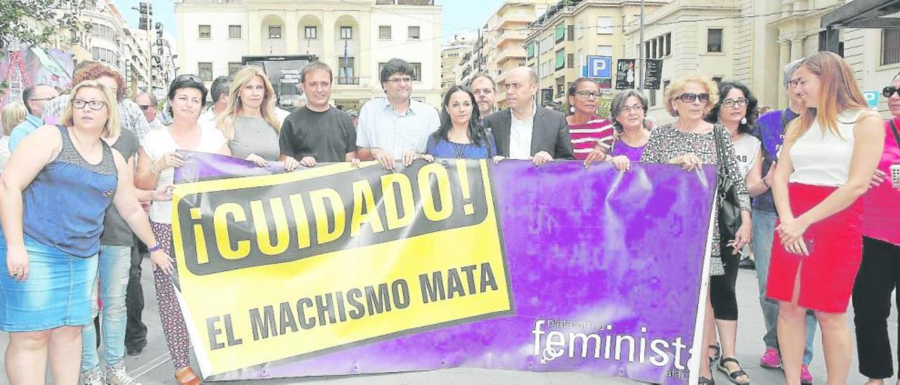 Los miembros del tripartito, en la concentración contra la violencia machista organizada ayer por la Plataforma Feminista.