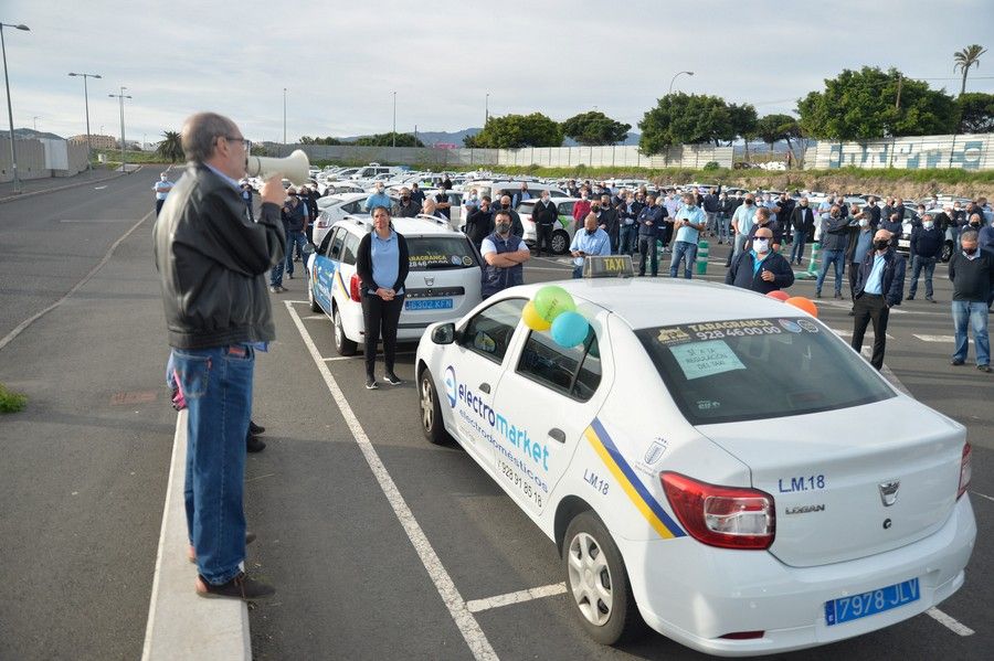 Manifestación-caravana para exigir la regulación del taxi